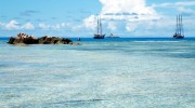 Seychellen, Kreuzfahrer vor La Digue