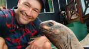 Selfie mit Riesenschildkröte auf Moyenne Island, Sainte Anne Marine National Park, Mahé, Seychellen