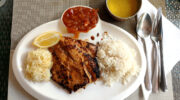 Fischfilet mit Kreol Sauce, Papaya Salat, Linsen und Reis, Mahé, Seychellen