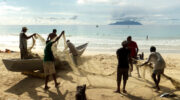 Vorbereiten der Pirogue für den nächsten Fischzug, Beau Vallon Strand, Mahé, Seychellen