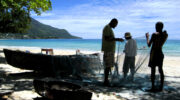 Netze flicken für den nächsten Fischzug, Beau Vallon Strand, Mahé, Seychellen