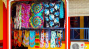 Bunte Kleider auf dem Sir Selwyn Selwyn-Clarke Market, Victoria, Mahé, Seychellen
