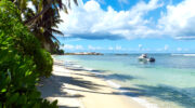 Anse Forbans, Mahe Süd, Seychellen, Strand, Palmen und Boot