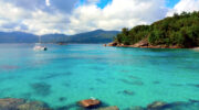 Anse Soleil, Mahé Süd, Seychellen, Meer und Segelboot