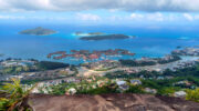 Copolia Nature Trail, Morne Seychellois National Park, Mahé Süd, Seychellen, Blick auf Eden Island und den Sainte Anne Marine Park