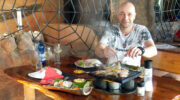 Maria's Rock Cafe Restaurant, Baie Lazare, Mahe Süd, Seychellen, Mister Olaf enjoying his Hot Stone Meal