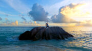 Anse Source d'Argent, La Digue, Seychellen, Abendyoga auf dem Stage Rock