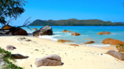 Praslin Island, Seychellen, Anse Boudin mit Blick auf Curieuse