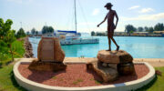 Praslin Island, Seychellen, Seefahrer-Denkmal am Fähranleger in Baie Ste Anne