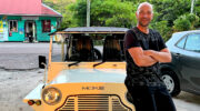 Praslin Island, Seychellen, Mister Olaf und sein Mini Moke bei Sonnenuntergang an der Grand Anse