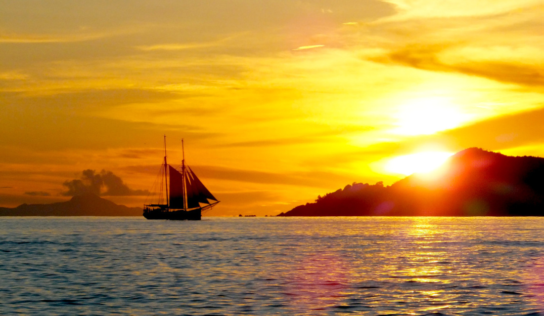 Silhouette_Cruises_bei_Sonnenuntergang_Slider_1100x640 Sea Pearl Silhouette Cruises bei Sonnenuntergang vor Praslin